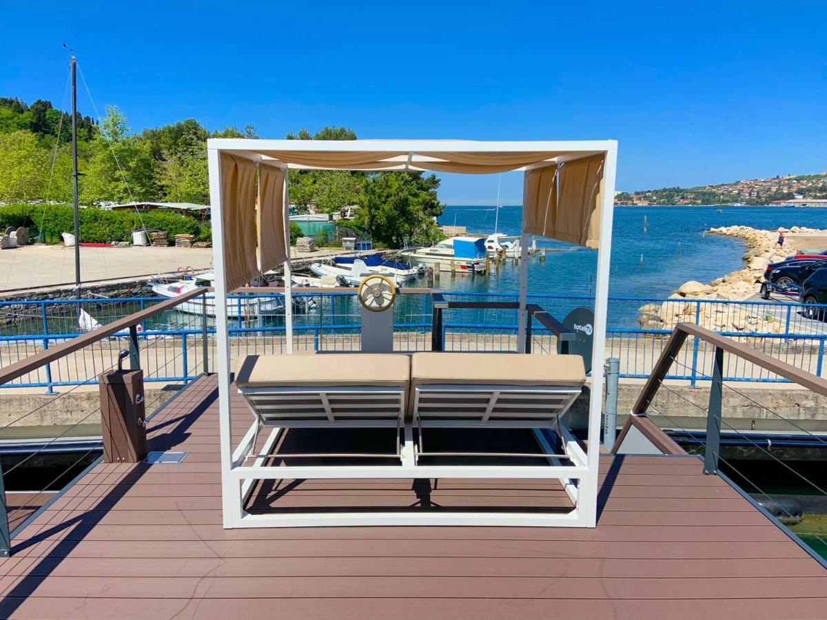 Star 2 Floating House, Marina